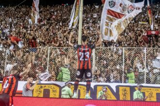 Atacante que decidiu Ba-Vi surge com camisa do Vitória e fala sobre retorno aos gramados; assista