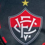 No último dia da janela de transferências, Vitória avalia contratação de atacante da Série D