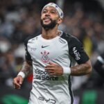 Mulher fotografada por Memphis Depay em praia de Salvador processa jogador e o Corinthians