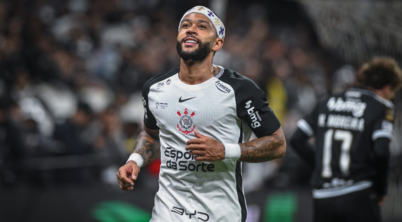 Mulher fotografada por Memphis Depay em praia de Salvador processa jogador e o Corinthians