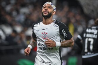 Mulher fotografada por Memphis Depay em praia de Salvador processa jogador e o Corinthians