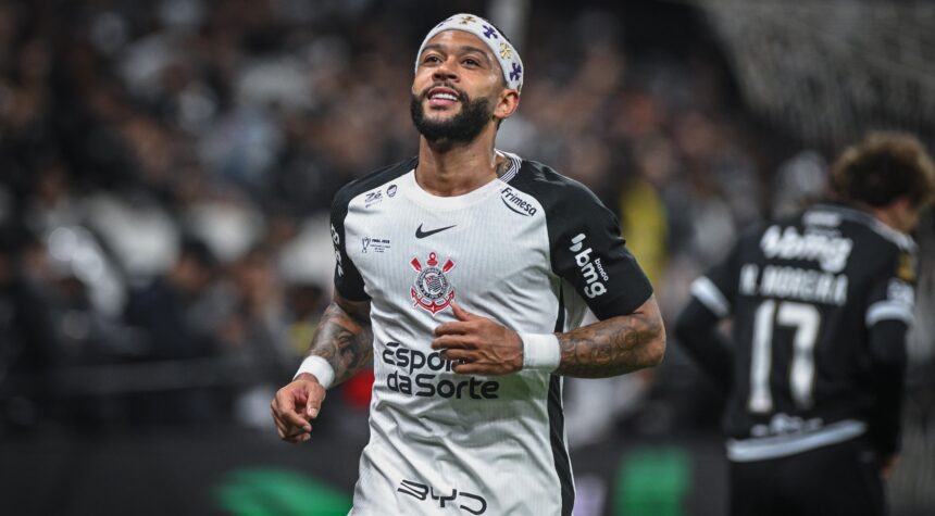 Mulher fotografada por Memphis Depay em praia de Salvador processa jogador e o Corinthians