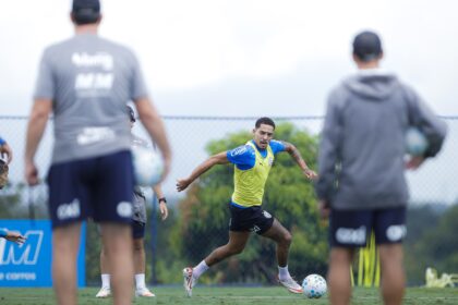 Everton Ribeiro e Gilberto voltam a treinar com bola; saiba quando retornam