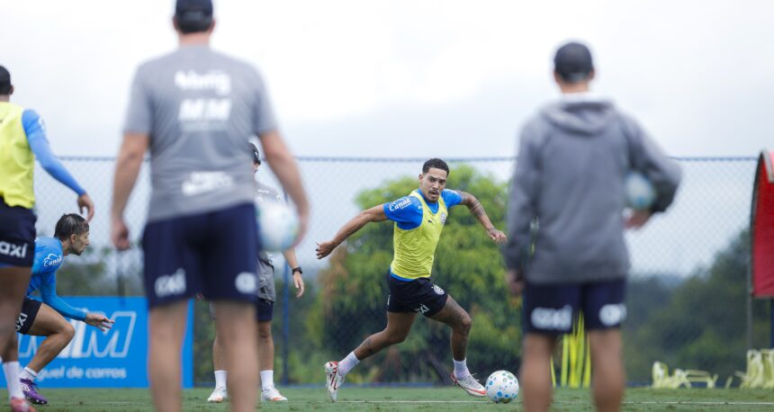 Everton Ribeiro e Gilberto voltam a treinar com bola; saiba quando retornam