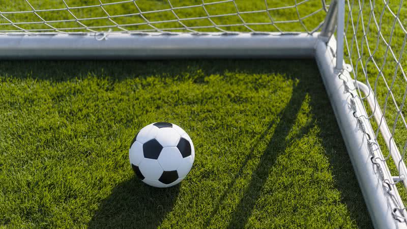 Lateral de seleção rompe ligamento do tornozelo direito e está fora da Copa do Mundo