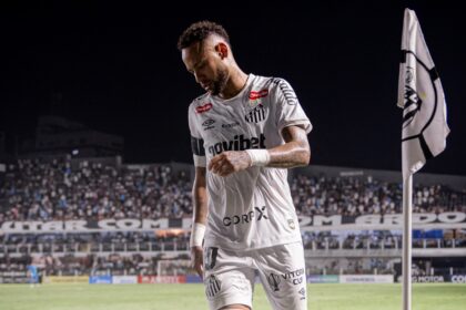 Após resultado vexatório do Santos na Sul-Americana, Neymar discute com torcedor, manda “calar a boca” e ironiza: “Tá gordinho”