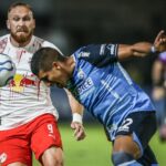 Em duelo contra time brasileiro, jogador comete duas faltas na mesma jogada e árbitro toma decisão inusitada