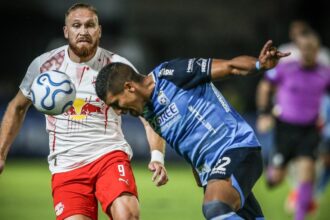 Em duelo contra time brasileiro, jogador comete duas faltas na mesma jogada e árbitro toma decisão inusitada