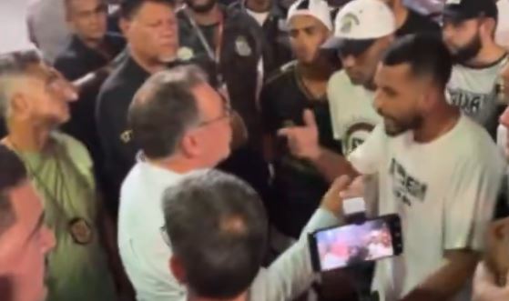 Acabou o amor? Torcedores do Santos cobram presidente do clube por cláusula em contrato com empresa de Neymar