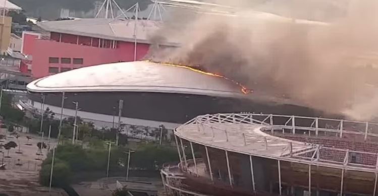 Incêndio de grandes proporções atinge praça esportiva olímpica no Rio de Janeiro