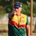 Treinador de clube baiano passa mal após partida e é hospitalizado