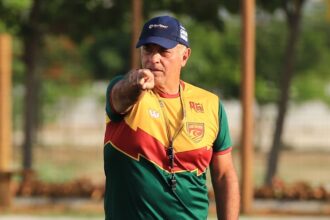 Treinador de clube baiano passa mal após partida e é hospitalizado