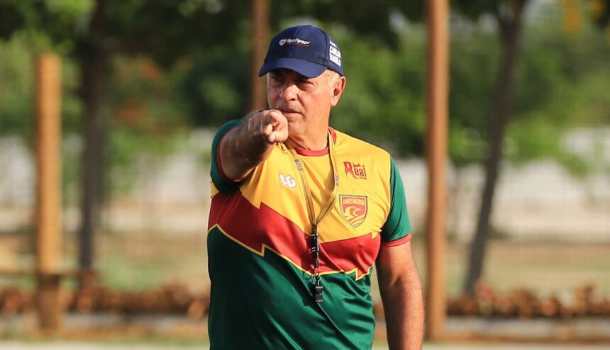 Treinador de clube baiano passa mal após partida e é hospitalizado
