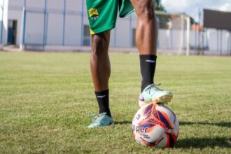 Dos palcos aos campos: filho de cantor baiano assina com o Barreiras FC e vai disputar o Baianão Série B 2026