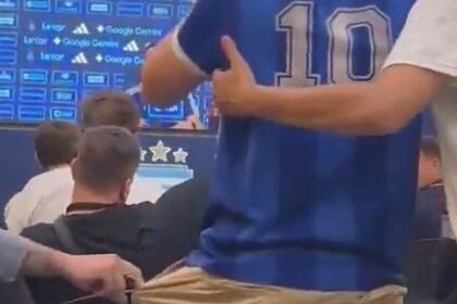 Torcedor invade coletiva de treinador após partida de seleção e faz cobranças: “Quero que esteja preparado”