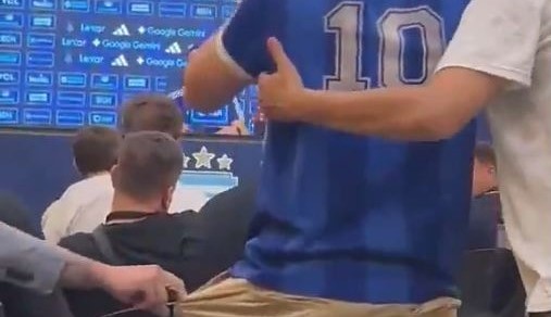 Torcedor invade coletiva de treinador após partida de seleção e faz cobranças: “Quero que esteja preparado”