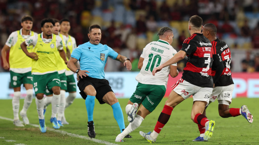 Cenas lamentáveis! Palmeiras goleia o Flamengo no Maracanã e confusão generalizada marca o fim do jogo