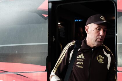 Técnico do Flamengo projeta duelo contra o Vitória pela Copa do Brasil: “Pode haver coisas além do futebol”