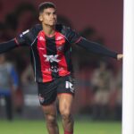 Vai deixar o Vitória? Entenda a situação de Renê e o que diz o regulamento da CBF sobre possível transferência