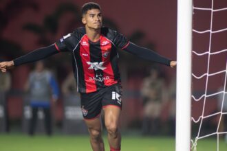 Vai deixar o Vitória? Entenda a situação de Renê e o que diz o regulamento da CBF sobre possível transferência