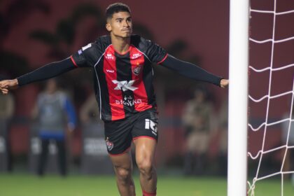 Vai deixar o Vitória? Entenda a situação de Renê e o que diz o regulamento da CBF sobre possível transferência
