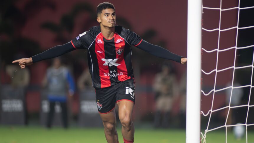 Vai deixar o Vitória? Entenda a situação de Renê e o que diz o regulamento da CBF sobre possível transferência