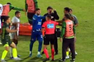 VÍDEO: Maqueiro se irrita e chuta jogador caído durante partida do Campeonato Brasileiro