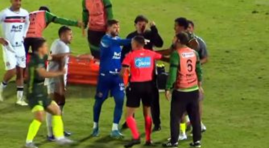 VÍDEO: Maqueiro se irrita e chuta jogador caído durante partida do Campeonato Brasileiro