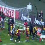 CONFUSÃO! Jogador do Corinthians sai ‘escoltado’ de campo após duelo pela Libertadores; veja