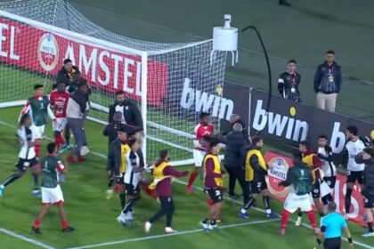 CONFUSÃO! Jogador do Corinthians sai ‘escoltado’ de campo após duelo pela Libertadores; veja