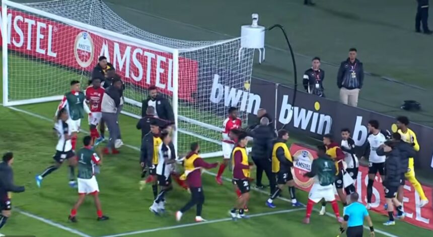 CONFUSÃO! Jogador do Corinthians sai ‘escoltado’ de campo após duelo pela Libertadores; veja