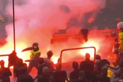 VÍDEO: Incêndio em arquibancada assusta torcida e paralisa clássico