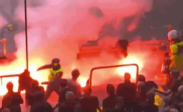 VÍDEO: Incêndio em arquibancada assusta torcida e paralisa clássico
