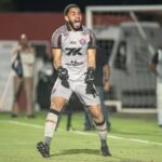 Lucas Arcanjo celebra marca de 250 jogos pelo Vitória e agradece apoio da torcida: “Nunca imaginei viver isso”