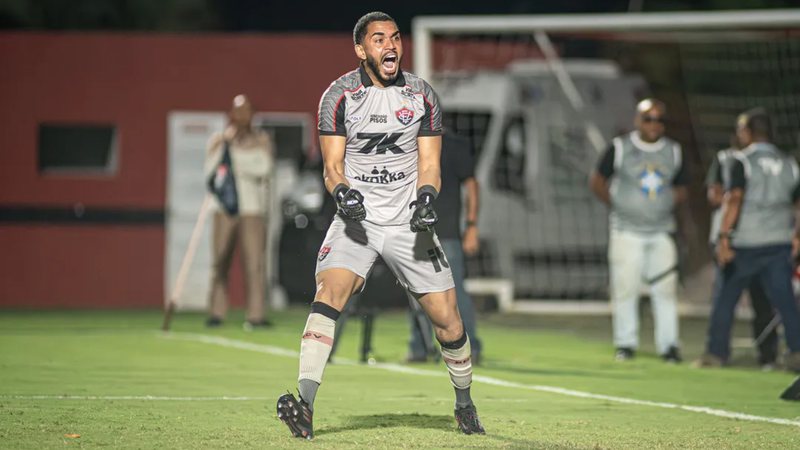 Lucas Arcanjo celebra marca de 250 jogos pelo Vitória e agradece apoio da torcida: “Nunca imaginei viver isso”