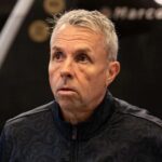Técnico do San Lorenzo afirma ter sido agredido por torcedores do Santos após empate na Sul-Americana
