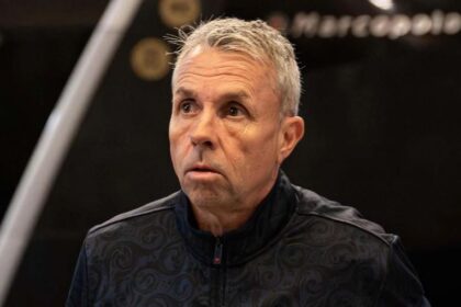 Técnico do San Lorenzo afirma ter sido agredido por torcedores do Santos após empate na Sul-Americana