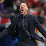 Técnico do Atlético de Madrid vai para cima de dirigente do Arsenal em semifinal da Champions; confira o vídeo