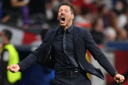 Técnico do Atlético de Madrid vai para cima de dirigente do Arsenal em semifinal da Champions; confira o vídeo