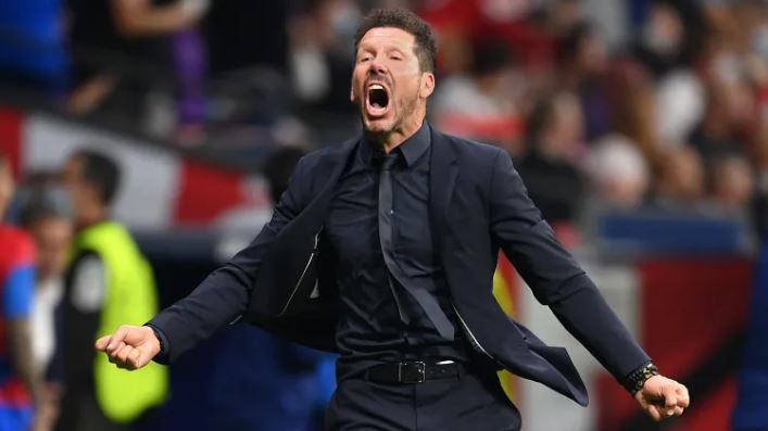 Técnico do Atlético de Madrid vai para cima de dirigente do Arsenal em semifinal da Champions; confira o vídeo