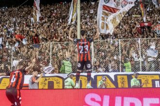 Ex-jogador do Vitória comemora resultado diante do Fortaleza, diz que vai ao Barradão e detona Thiago Carpini: “Treinador fraco”