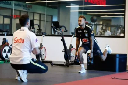 Neymar passa por exames e resultados apontam “evolução”, de acordo com a CBF