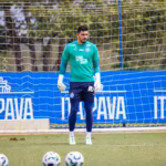 Fora dos planos de Rogério Ceni, goleiro do Bahia entra na mira do Botafogo