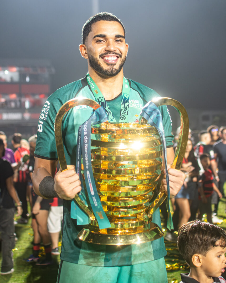 Campeão pelo Vitória, Lucas Arcanjo é eleito o melhor goleiro da Copa do Nordeste