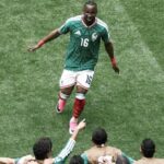 Na estreia da Copa, México vence a África do Sul em jogo marcado por expulsões