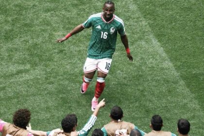 Na estreia da Copa, México vence a África do Sul em jogo marcado por expulsões