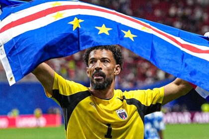 Sensação da Copa do Mundo, goleiro negocia com três clubes da Série B