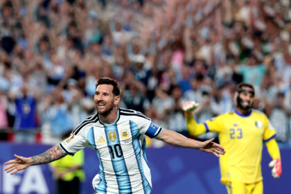 Argentina bate a Argélia em noite histórica de Lionel Messi pela Copa do Mundo