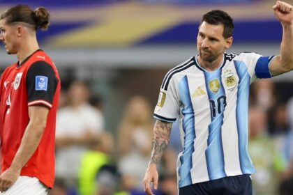 Messi faz mais dois gols, se isola na artilharia histórica da Copa do Mundo e encaminha classificação da Argentina com vitória diante da Áustria