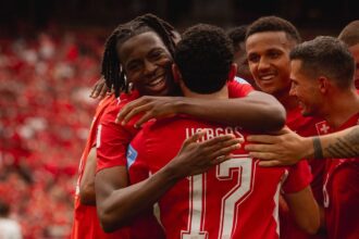 Suíça vence Canadá em jogo dramático e conquista a primeira posição no Grupo B da Copa do Mundo